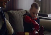 Iron man käsiproteesi pikkupojalle Robert Downey jr:n toimittamana