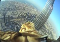 Kotkan lento Burj Khalifasta kouluttajansa luokse
