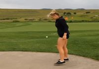 Golfpallon kanssa trikkailua