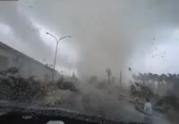 Auto lentää taifuunin voimasta Taiwanissa