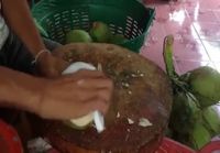 Kookospähkinän kuoriminen