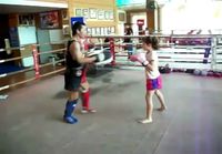 10 vuotias thainyrkkeilijä tyttö