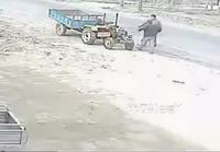 Traktori karkaa lapasesta