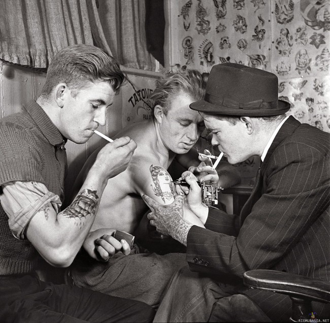 Miehet tatuointiliikkeessä 1920-luvulla
