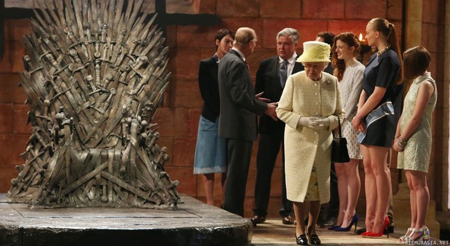 Kuningatar Elisabet etsii itselleen uutta valtaistuinta - Hmm.. tää ois aika kiva..
