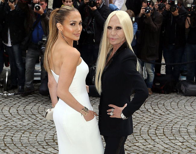 Jennifer Lopez sekä joku necromanceri - necromancer halajaa Jenniferiltä manaa