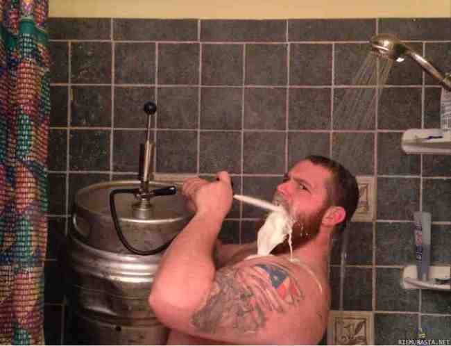 Tosimiehen suihkuhetki - Miehekkäästi oluttynnyri mukana ettei nestevajaus pääse yllättämään edes suihkuttelun aikana