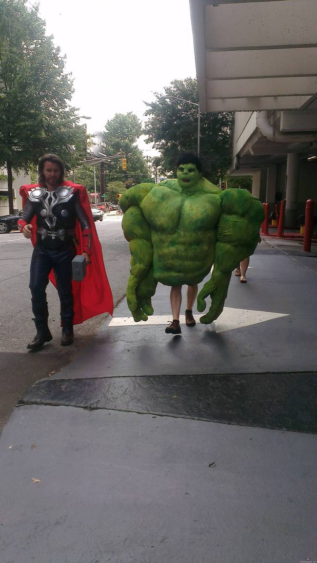Hulk ja Thor - Thor on discofiiliksissä ja Hulk on unohtanut treenata jalkoja salilla