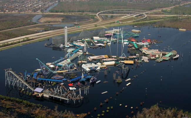 Huvipuisto tulvavedessä - Six flagsin huvipuisto New Orleansissa kaksi viikkoa hurrikaani Katrinan iskemisen jälkeen vuonna 2005