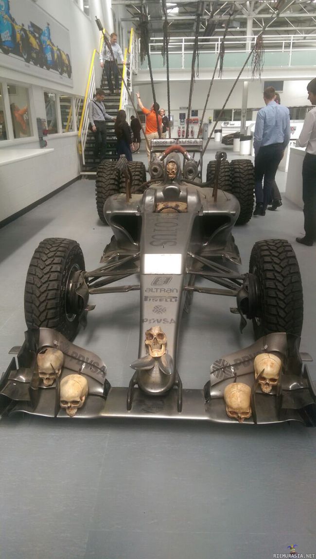 Mad Max F1 - Lotuksen F1 Max Max teemaisena