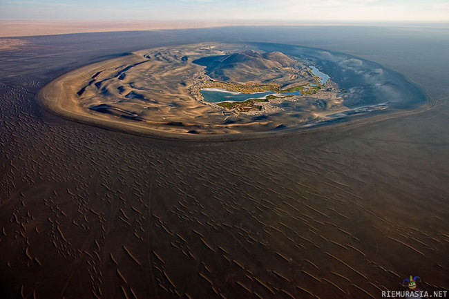 Volcanic crater of Wau al Namus (‘hole of mosquitoes’) - keidas keskellä libyan aavikkoa