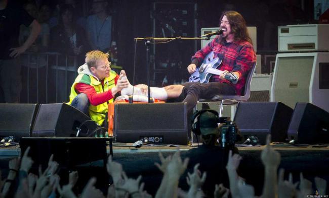 Dave Grohl veti keikan loppuun jalka paketissa - Dave Grohl mursi jalkansa Göteborgin keikalla ensimäisen biisin aikana. Hän poistui lavalta 15min ajaksi, palasi takaisin ensihoitajan kanssa ja veti keikan loppuun. 