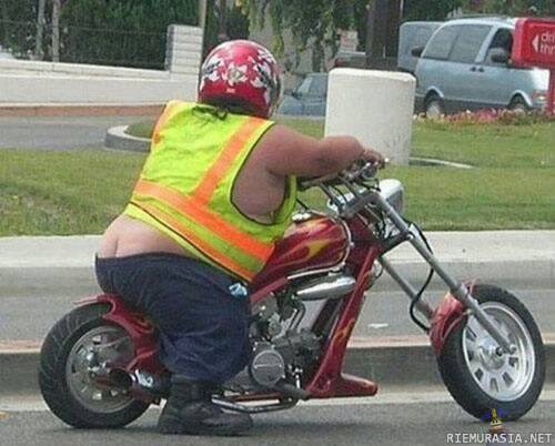 Fatboy moottoripyörä - Siis eiks jotkut moottoripyörät ole fatboyta ja kai tämäkin siihen kuuluu?