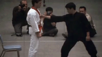 Isku - Bruce Leen lyönti tuuman ja kuuden tuuman päästä.