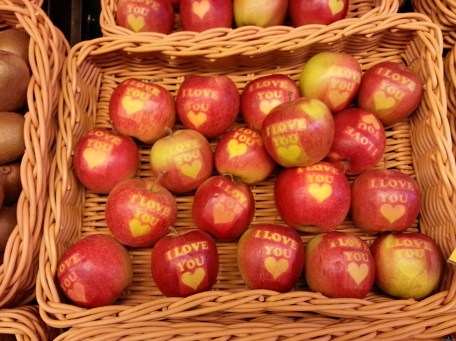 Appleja - Paikallisessa S-kaupassa oli omenoita myynnissä.
