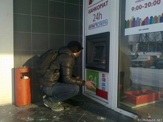Pankkiautomaatti Venäjällä - Rahojen nostamista kyykyssä