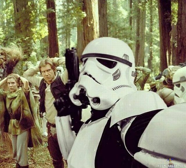 Selfie - Stormtrooper nappasi meitsien endorissa kun Leia ja Han napattiin kiinni