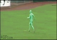 vihreä mies pelleilee jalkapallokentällä