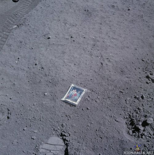 Perheen kuva kuussa - Apollo 16:sta tehtävän aika Charles Duke jätti perheensä kuvan kuuhun sinetöitynä muovipussiin.