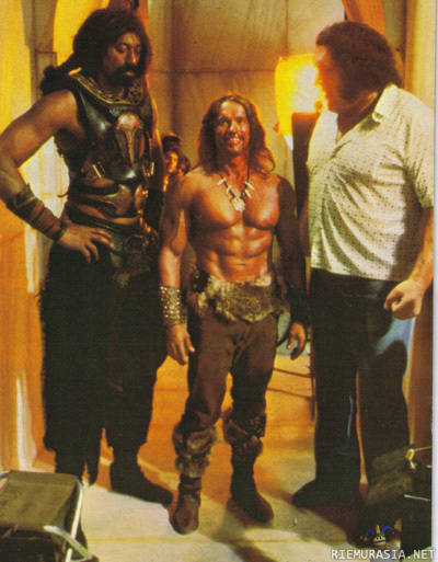 Arnold Schwartzenegger - Andre the giantin sekä Wilt Chamberlainin välissä myös iso-Arska näyttää ihan metrimakelta.