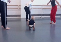 Vauva johtaa tanssiryhmää
