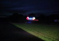 Ledeillä koristellun RC-helikopterin lennättämistä pimeällä