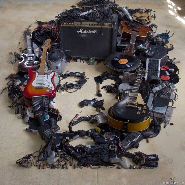Jimi Hendrixin muotokuva soittimista ja muista esineistä - Aika awesome