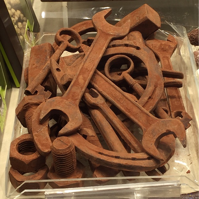 Ruosteisia työkaluja - itseasiassa ovatkin suklaasta tehtyjä