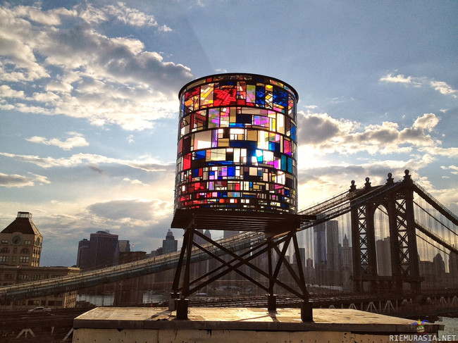 Lasinen vesitorni New Yorkissa. - Taustalla Brooklynin silta ja Manhattan.