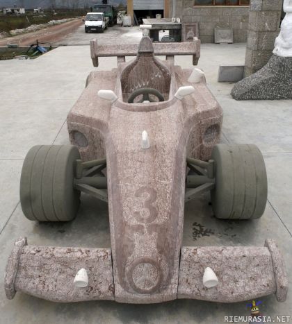 Formula 1 McLaren-Mercedes - Albaaniasa kivestä tehty, mikälie ainoo turistikohde