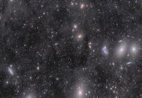 Pitääkö galaksit kasassa pimeä aine vai sähkömagneettiset voimat?