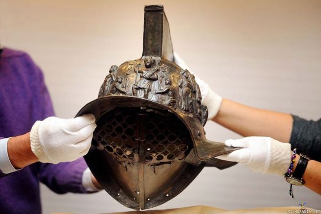 Gladiaattori kypärä - 2000 vuotta vanha kypärä löydettiin Pompeijista.