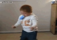 Pikkupoika yrittää puhaltaa ilmapallon