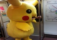 Pikachu nuolee tolppaa metrossa