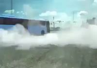 Linja-auto polttaa kumia