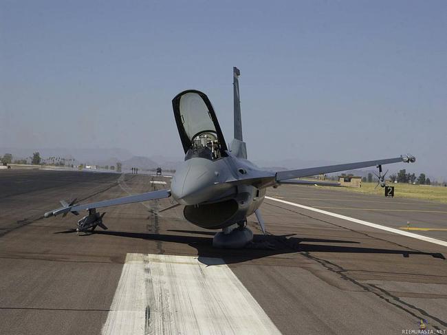 Lintassa kesälläkin - F-16 menee lintassa. USAF F-16C block 25 #83-1161 from the 61st FS made a belly landing at Luke AFB on June 17th, 2004 in which only the fuel tank, the right ventral fin and the captive AIM-9 were damaged. [USAF photo]