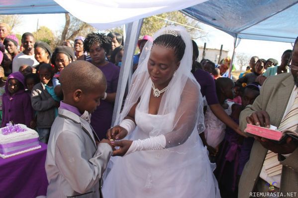Maailman nuorin sulho - Afrikkalainen 9-vuotias poika on maailman nuorin sulhanen naidessaan 62-vuotiaan emännän. Eikä tämä ollut ensimmäinen kerta, pariskunta on ollut naimisissa aiemminkin ja nämä olivat jo toiset häät.