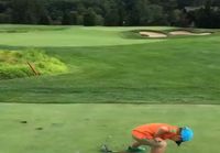 Poika näyttää miten golfataan