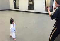 3-vuotias Taekwondo tyttö