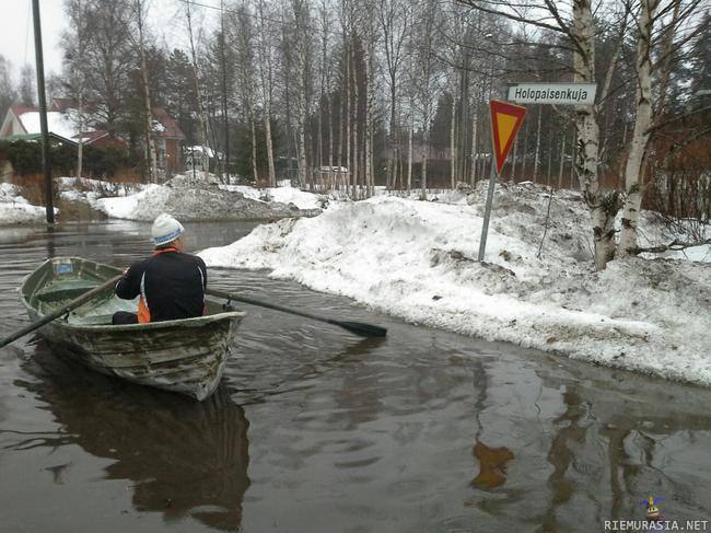 Kesä tulee - Lumi suli paikallisiksi kevättulviksi Oulussa