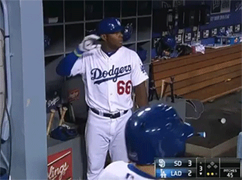 Kypärä - Los Angeles Dodgersin pelaaja Yasiel Puig heittää kypärän menemään.