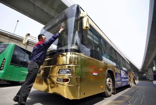 Golden Bus - Paikallisen koruliikkeen kultaama julkinen bussi, sen kultaus maksoi n. 21000e.