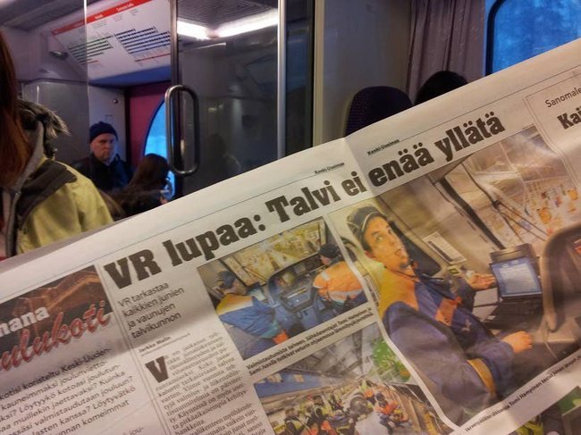 Talvi ei enää yllätä - Jumittaneessa junassa on aikaa lukea lehtiä. &quot;Arto hyppäsi Keravalta Helsinkiin kulkevaan R-junaan aamulla kello 8.20. Tikkurilan kohdilla konduktööri kertoi, että edessä on junia jonossa seitsemän kappaletta ja kaksi vaihdetta on rikki. Suurin osa matkustajista jäikin pois Pasilassa, mutta Arto päätti kokeilla onneaan.Nyt hän on istunut junassa jo kohta kolme tuntia.- Menen tästä lounaalle varmaan suoraan, hän pohtii.&quot; Iltalehti Perjantai 30.11.2012 klo 11.02