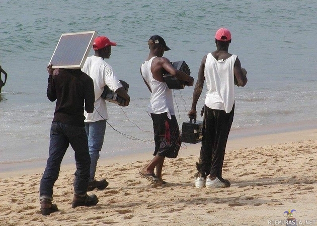 Kannettava radio - Jamal ja kaveri rannalla