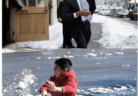 Obama heittää penskaa lumipallolla