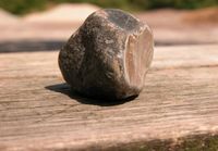 Muurahainen tasapainottelee kiveä sen päällä
