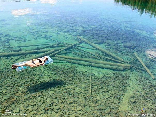 Järvi - Flathead järvin Montanassa näytää matalalta kirkkaan veden takia, mutta todellisuudessa se on n. 113m syvä.