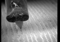 Pyyhkäisyelektronimikroskoopin hidastuskuvaa analogisesta vinyyliäänitteestä.