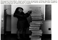 Margaret Hamilton kirjoittamansa koodin vieressä 1969