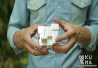 Rubikin kuution ratkaisemista yhdellä kädellä